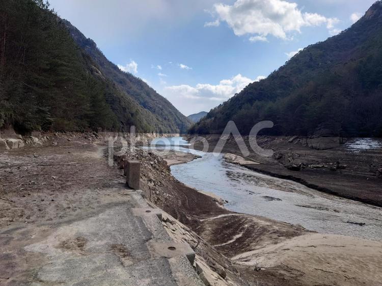 弥栄ダムの減水風景 ダム,弥栄ダム,渓谷の写真素材