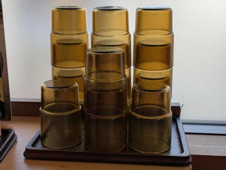 窓際に積み置かれたお冷や用のタンブラー 窓際に積み置かれたお冷や用のタンブラーの写真