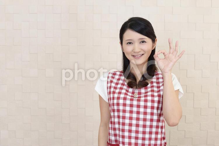 OKサインを出す笑顔の女性 女性,女,主婦の写真素材
