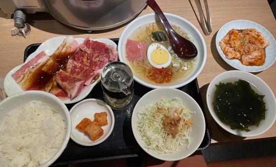 焼肉定食 焼肉定食 焼肉定食,牛肉,冷麺の写真素材