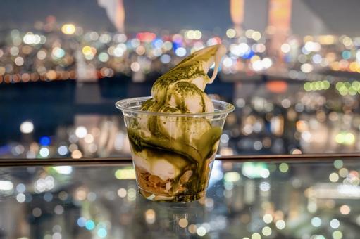 夜景と楽しむ抹茶サンデー 夜景と楽しむ抹茶サンデー アイス,抹茶,夜景の写真素材