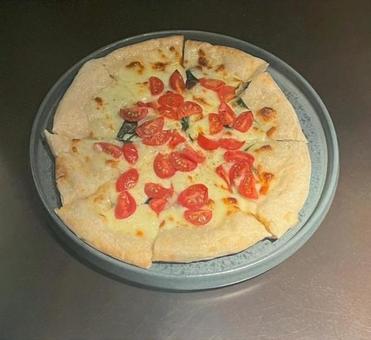 トマトとバジルのピザの写真
