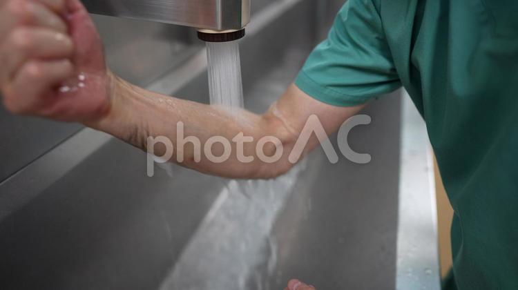 手術前に手を洗う医師 手洗い,手術,治療の写真素材