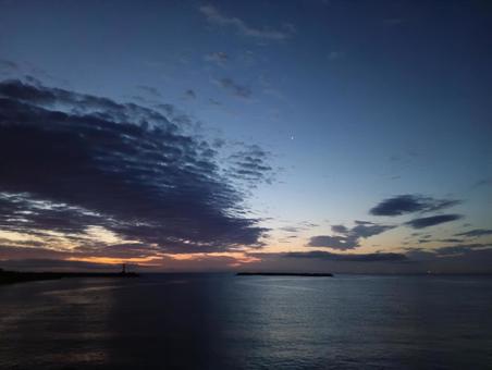 夜明け 夜明け 夜明け,朝焼け,海景の写真素材