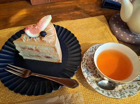 無花果ケーキと紅茶でティータイム カフェ,ケーキ,スイーツの写真素材