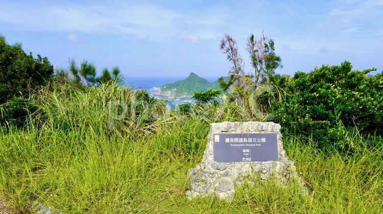 沖縄県座間味村稲崎展望台の銘板と風景 座間味,銘板,稲崎の写真素材