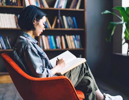 読書に没頭する女性 読書に没頭する女性の写真