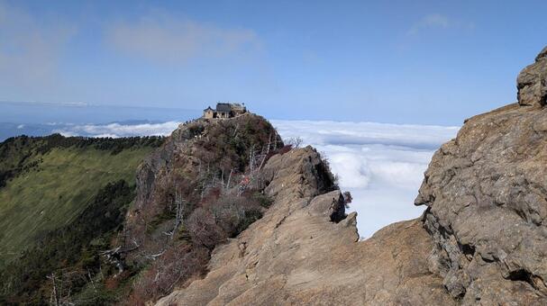 石鎚山山頂の絶壁（登山道） 断崖,絶壁,登山道の写真素材