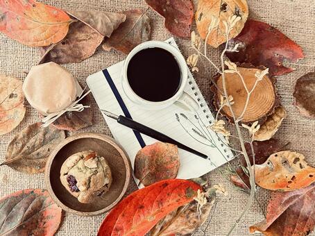 紅葉した柿の葉と休憩 紅葉,秋,休憩の写真素材