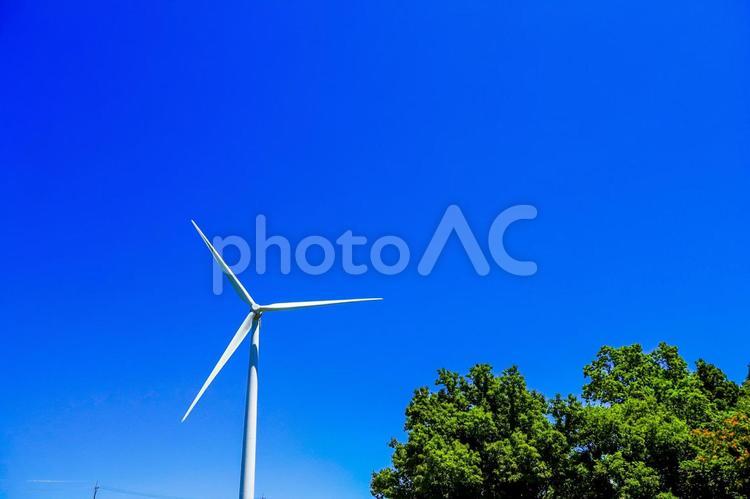 青空と風力発電の再生可能エネルギーイメージ 風力発電,風力,テキストスペースの写真素材
