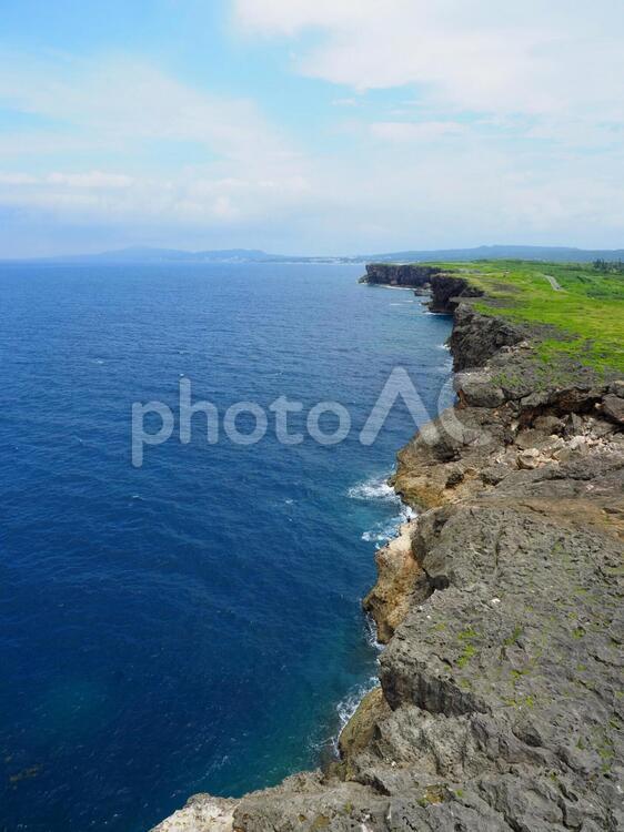 残波岬灯台から望む断崖2 残波岬灯台から望む断崖2 青空,スライド,残波岬の写真素材