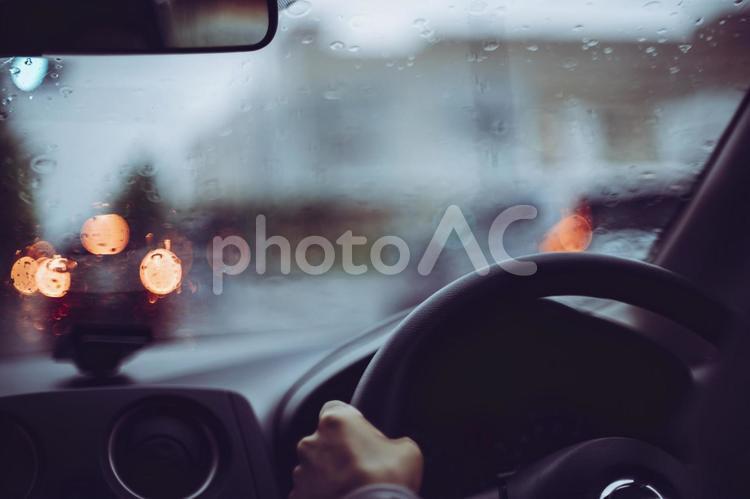 車の運転をする女性の手元 運転,人物,運転席の写真素材