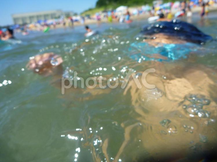 海水浴　波で遊ぶ　泳ぐ子供 海水浴,波,こどもの写真素材
