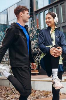 膝を曲げて見つめるカップル 膝を曲げて見つめるカップル 男性,女性,カップルの写真素材