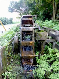 稲荷森の水辺広場にある古い水車・車輪部分 水車,車輪,木の写真素材