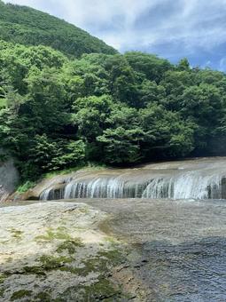 夏の滝と緑豊かな自然 夏の滝と緑豊かな自然 滝,夏,緑の写真素材