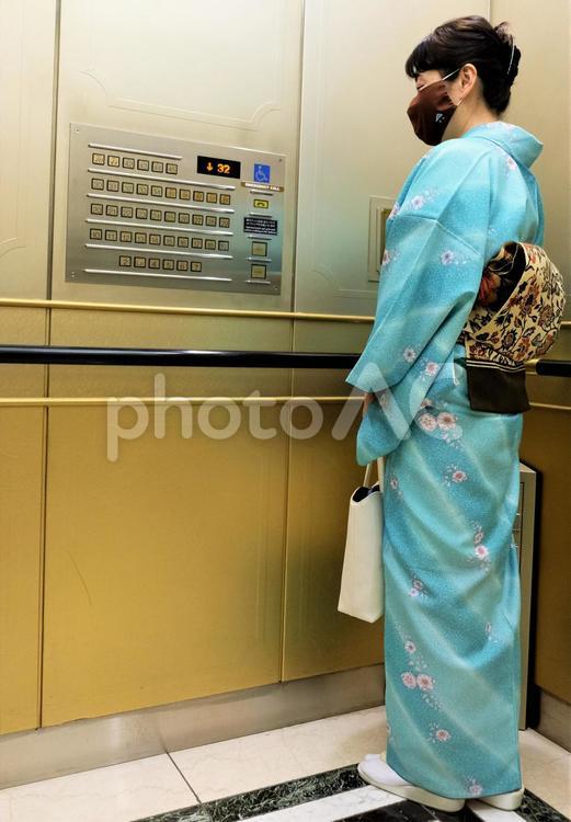 エレベーターに乗っている和服女性 女性,和服,着物の写真素材