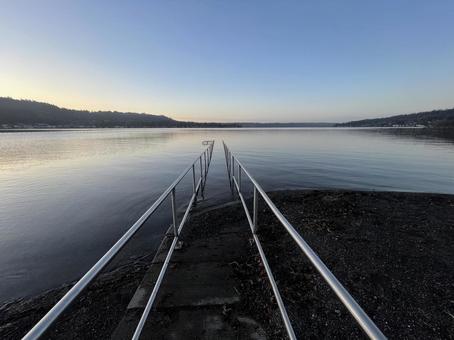 湖に続く道 湖に続く道の写真