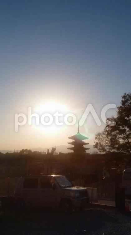 暮れゆく日 京都,夕日,五重塔の写真素材