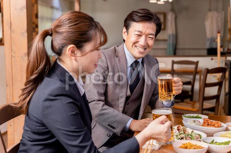 居酒屋で歓迎会・飲み会をする同僚の男女 上司,笑顔,歓迎会の写真素材