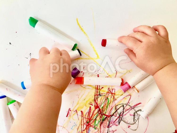 クレヨンで遊ぶ子供の手 子供,クレヨン,お絵かきの写真素材