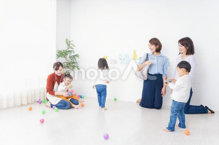 幼稚園の送り迎えをするビジネスウーマン 姉妹,美人,男子の写真素材