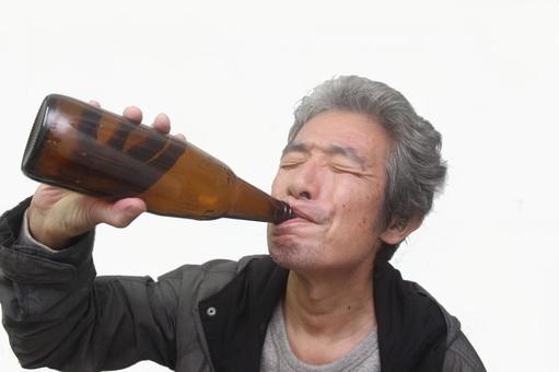 アルコール依存症シニア男性 シニア男性,アルコール依存症,アル中の写真素材