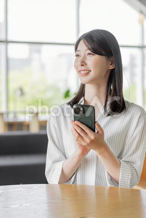 シャアオフィスでスマートフォンを使う女性 女性,スマートフォン,検索の写真素材