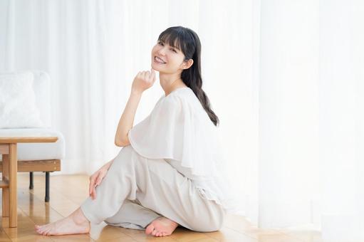 リビングでスキンケアをするミドルの女性 リビングでスキンケアをするミドルの女性 ビューティー,スキンケア,女性の写真素材