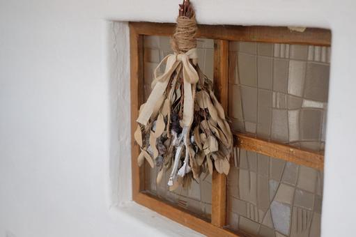 アンティークな室内窓とドライフラワー クラシック,一軒家,北欧風の写真素材