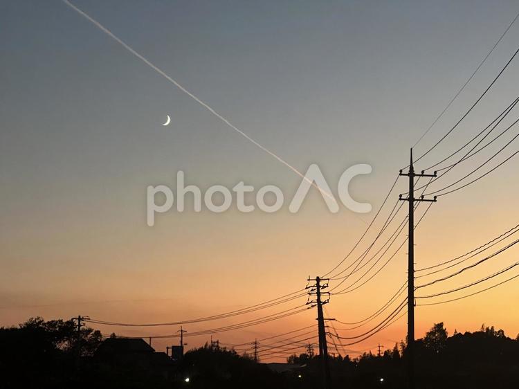 夕暮れ 夕暮れ,電柱,ひこうき雲の写真素材