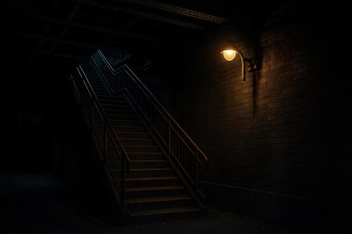 暗闇の中の階段 暗闇の中の階段の写真