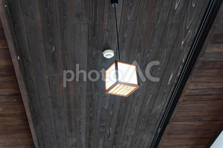 木目調の天井にある和風ペンダントライト 和風,照明,ペンダントライトの写真素材