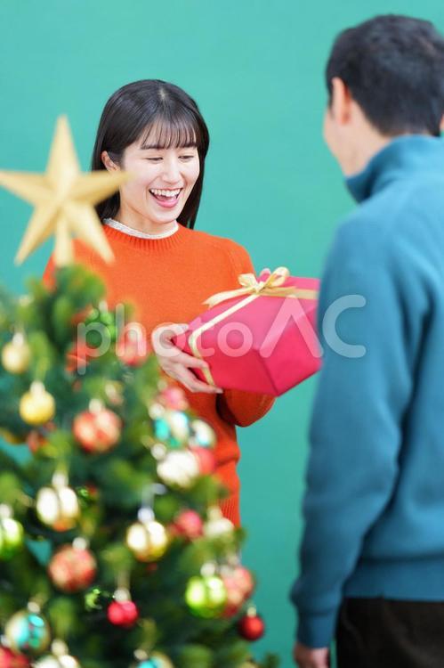 プレゼントを見てこれから男性に渡す女性 夫婦,人物,男性の写真素材
