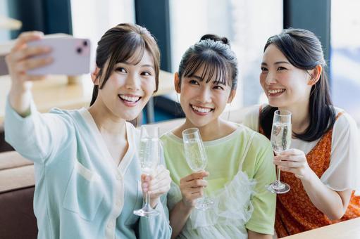 女子会で自撮りをする若い女性 女子会で自撮りをする若い女性 スマートフォン,自撮り,写真の写真素材