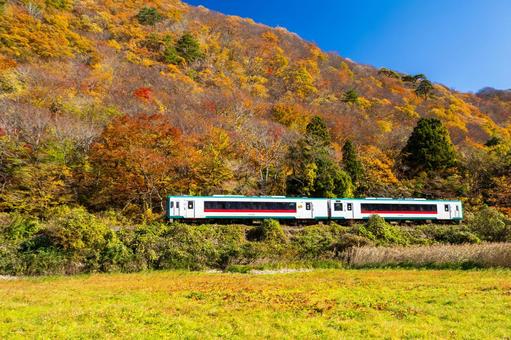 秋の陸羽東線⑷ 秋,紅葉,里山の写真素材