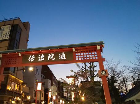 伝法院通り、夕暮れ時 伝法院通り、夕暮れ時の写真