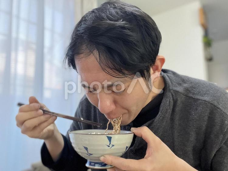 食事をする男性　25262 食事,茶碗,男性の写真素材