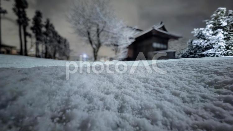冬夜の神社の境内 冬,雪,神社の写真素材