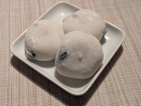 立冬前の日曜日の3時のおやつの黒豆大福 大福,餅菓子,和菓子の写真素材