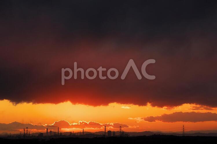 夕暮れの工場地帯 夕暮れ,夕方,夕日の写真素材