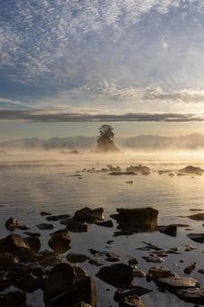 朝霧の雨晴海岸と女岩_縦 富山,雨晴海岸,海の写真素材