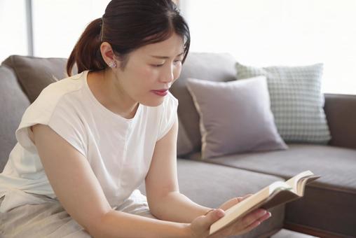 リラックスして読書をする女性 読書,リラックス,集中の写真素材