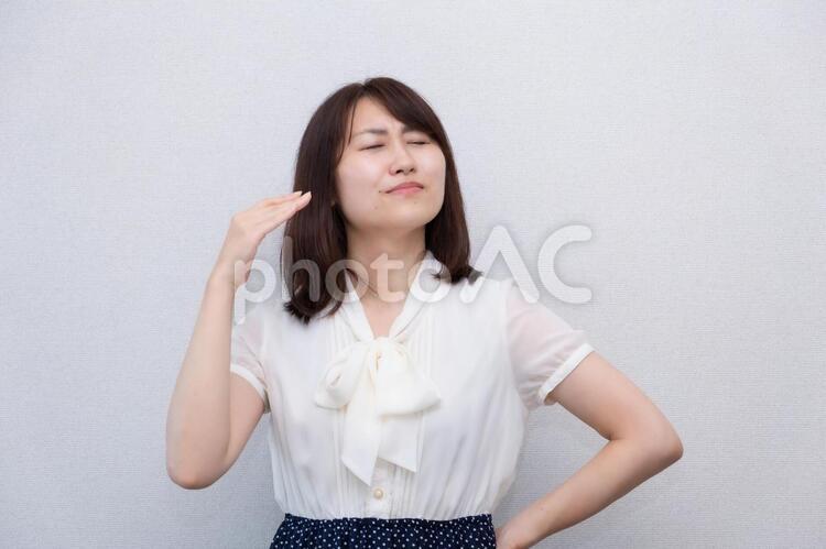 暑くて顔をあおぐ女性 女性,ol,顔の写真素材