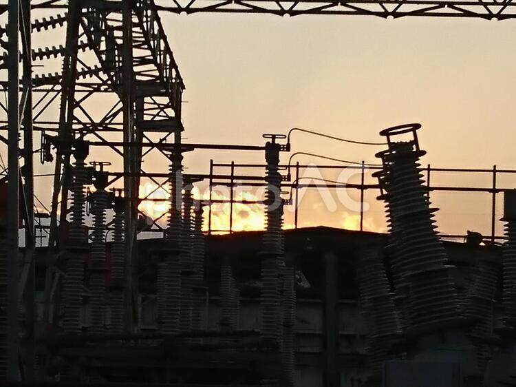 夕陽が沈む道路際の変電設備 夕日,夕陽,夕焼けの写真素材