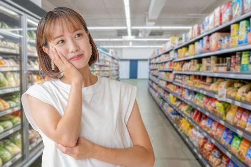 スーパーマーケットと女性 物価高,女性,消費者の写真素材