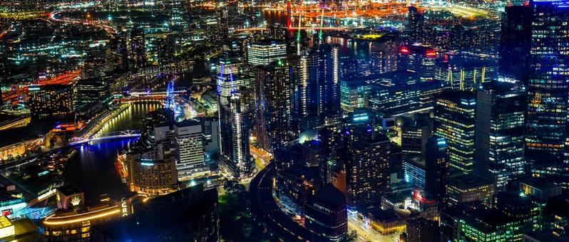 メルボルンの鮮やかな街明かり メルボルンの鮮やかな街明かり メルボルン,夜景,高層ビルの写真素材