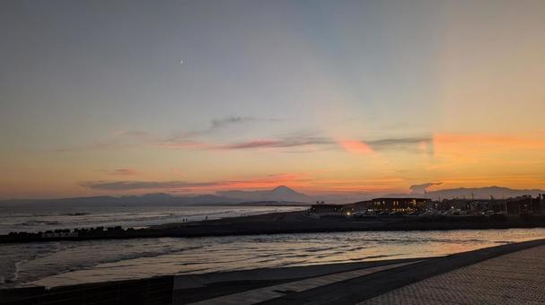 鵠沼海岸の夕焼け 鵠沼海岸の夕焼けの写真