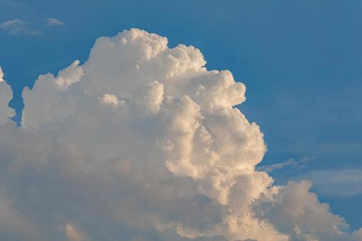 夏の青空と入道雲 夏の青空と入道雲の写真