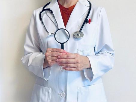虫眼鏡を手に持った女医 虫眼鏡を手に持った女医 虫眼鏡,女性,医者の写真素材